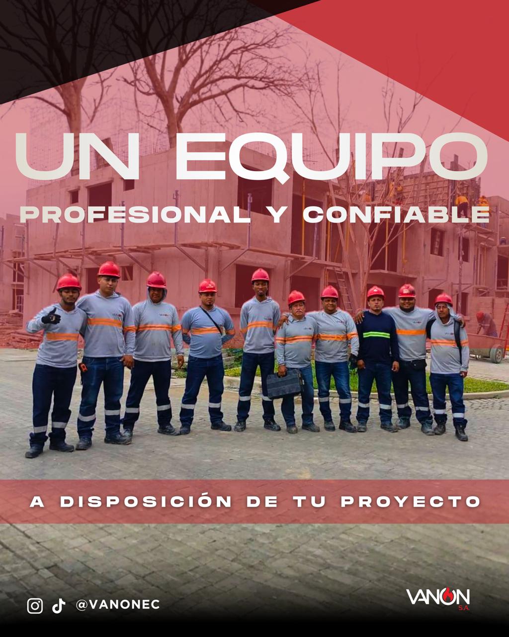 Equipo de VANON con uniformes y cascos en una obra, en una pieza oficial de la empresa