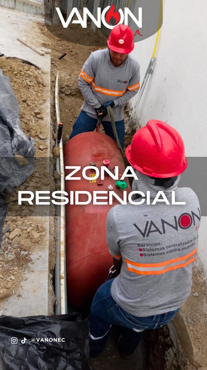 Personal de VANON trabajando junto a un tanque en una instalación residencial.